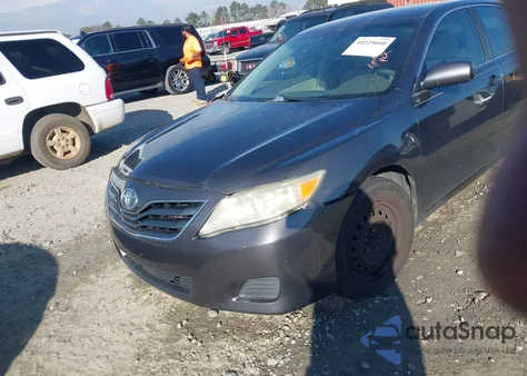2010 Toyota Camry Le V6 z USA, uszkodzony, nr VIN 4T1BK3EK6AU103945